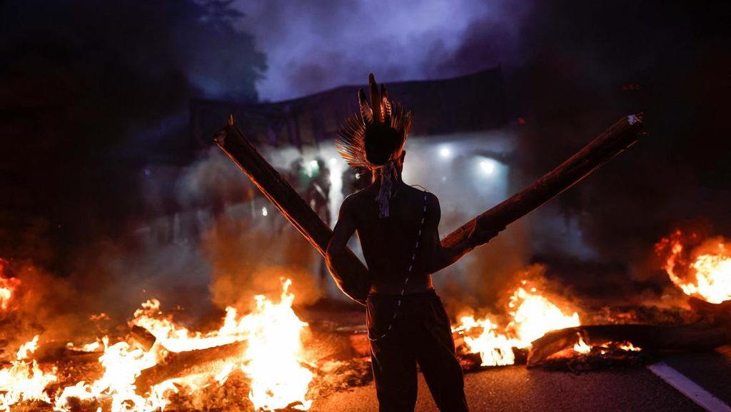 Protes UU, Masyarakat Adat Suku Guarani Mbya Blokir Jalan di Brasil Protes UU, Masyarakat Adat Suku Guarani Mbya Blokir Jalan di Brasil