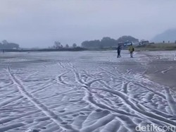 Lautan Pasir di Gunung Bromo Mendadak Bagai Hamparan Salju
