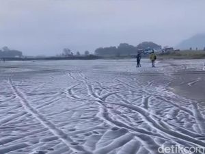 Kaldera Bromo Membeku, Lautan Pasir Memutih Bak Hamparan Salju Kaldera Bromo Membeku, Lautan Pasir Memutih Bak Hamparan Salju