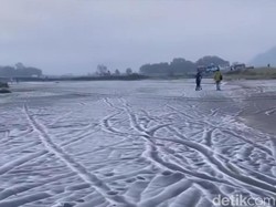 Brrrhhh! Lautan Pasir Bromo Berubah Bagai Hamparan Salju