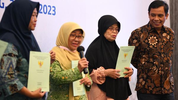Serahkan Sertifikat ke Masyarakat Tunaikan Bukti dan Komitmen