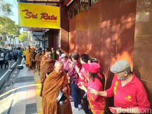Mengenal Tradisi Pindapata Jelang Hari Raya Tri Suci Waisak Mengenal Tradisi Pindapata Jelang Hari Raya Tri Suci Waisak