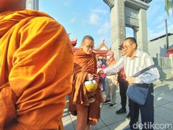 Suasana Pindapata di Pecinan Magelang, Biksu Thudong Ikut Bergabung