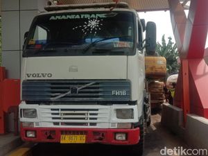 Truk Angkut Backhoe Tersangkut di Gerbang Tol Pluit Bikin Lalin Macet