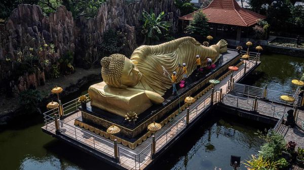 Umat Lintas Agama Ikut Mandikan Patung Buddha Tidur di Mojokerto