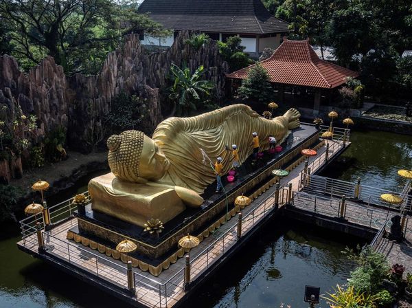 Umat Lintas Agama Ikut Mandikan Patung Buddha Tidur di Mojokerto