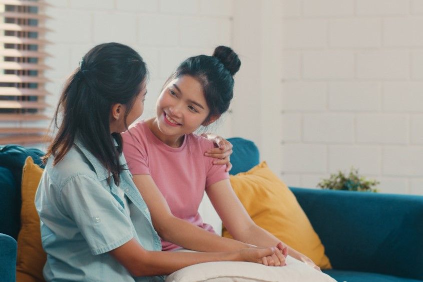 Hal utama yang perlu dilakukan ialah memvalidasi perasaan temanmu. Namun ingat, jangan melewati batasan yang sudah ia tetapkan.