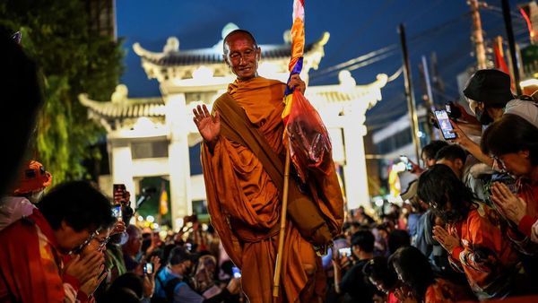 Warga Magelang Tumpah Ruah Sambut Kedatangan Biksu Thudong