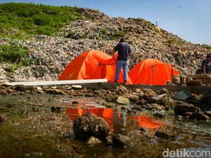 Warga Santuy Ngecamp di TPA Cipayung Depok, Ada Apa?