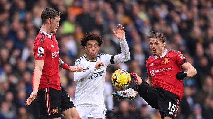 LEEDS, ENGLAND - FEBRUARY 12: Wout Weghorst of Manchester United (l) looks on as Tyler Adams of Leeds is challenged by Marcel Sabitzer during the Premier League match between Leeds United and Manchester United at Elland Road on February 12, 2023 in Leeds, England. (Photo by Stu Forster/Getty Images)