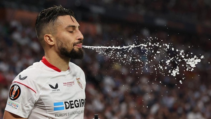 Soccer Football - Europa League - Final - Sevilla v AS Roma - Puskas Arena, Budapest, Hungary - May 31, 2023 Sevillas Alex Telles during a break in play REUTERS/Marko Djurica