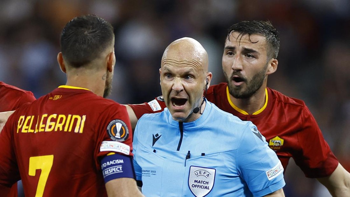 AS Roma menyorot tajam kepemimpinan wasit Anthony Taylor. (Foto: REUTERS/JOHN SIBLEY)