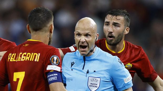 Soccer Football - Europa League - Final - Sevilla v AS Roma - Puskas Arena, Budapest, Hungary - May 31, 2023  Referee Anthony Taylor reacts REUTERS/John Sibley