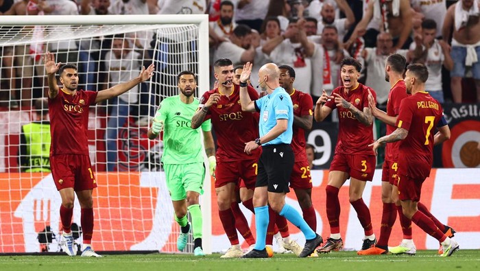BUDAPEST, HUNGARY - MAY 31:   The AS Roma players react to Referee Anthony Taylor after a penalty decision during the UEFA Europa League 2022/23 final match between Sevilla FC and AS Roma at Puskas Arena on May 31, 2023 in Budapest, Hungary. (Photo by Chris Brunskill/Fantasista/Getty Images)