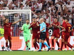 Amukan Tak Terbendung Fans Roma ke Wasit Inggris