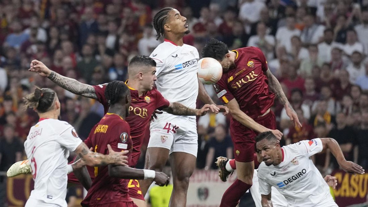 Sevilla vs AS Roma 1-1 di waktu normal. (Foto: AP/Darko Bandic)