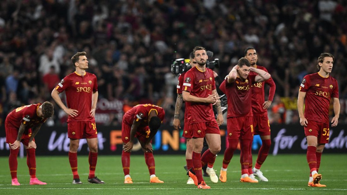 AS Roma kalah adu penalti dari Sevilla. (Foto: AFP via Getty Images/VLADIMIR SIMICEK)