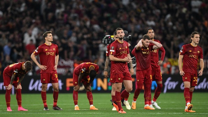AS Romas players react to their defeat in the UEFA Europa League final football match between Sevilla FC and AS Roma at the Puskas Arena in Budapest on May 31, 2023. (Photo by VLADIMIR SIMICEK / AFP) (Photo by VLADIMIR SIMICEK/AFP via Getty Images)