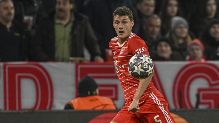 Bayerns Benjamin Pavard controls the ball during the Champions League quarter finals second leg soccer match between Bayern Munich and Manchester City, at the Allianz Arena stadium in Munich, Germany, Wednesday, April 19, 2023. (AP Photo/Andreas Schaad)