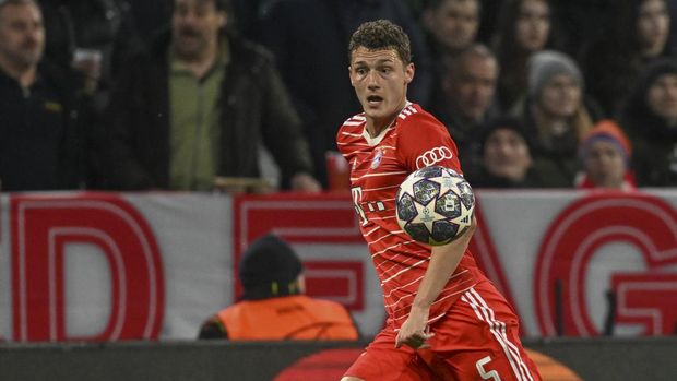 Bayern's Benjamin Pavard controls the ball during the Champions League quarter finals second leg soccer match between Bayern Munich and Manchester City, at the Allianz Arena stadium in Munich, Germany, Wednesday, April 19, 2023. (AP Photo/Andreas Schaad)
