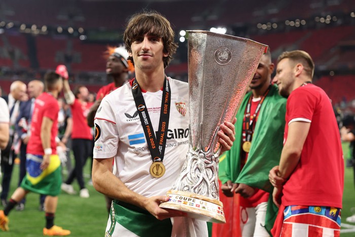 BUDAPEST, HUNGARY - MAY 31: Bryan Gil of Sevilla celebrates with the trophy following the penalty shoot out victory in the UEFA Europa League 2022/23 final match between Sevilla FC and AS Roma at Puskas Arena on May 31, 2023 in Budapest, Hungary. (Photo by Jonathan Moscrop/Getty Images)