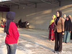 Saat Emak-emak Lamongan Upacara Hari Lahir Pancasila dan Menghafal 5 Sila