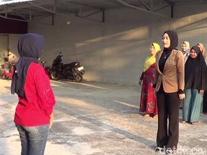 Saat Emak-emak Lamongan Upacara Hari Lahir Pancasila dan Menghafal 5 Sila Saat Emak-emak Lamongan Upacara Hari Lahir Pancasila dan Menghafal 5 Sila