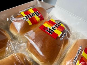 Empuk Lembut Roti Baso Ayam Legendaris dari Roti Henis Mangga Besar Empuk Lembut Roti Baso Ayam Legendaris dari Roti Henis Mangga Besar