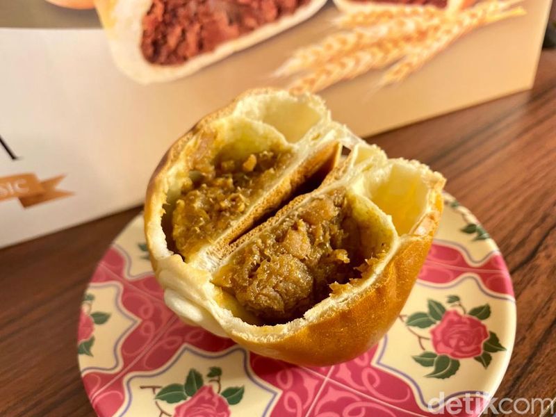 Empuk Lembut Roti Baso Ayam Legendaris dari Roti Henis Mangga Besar
