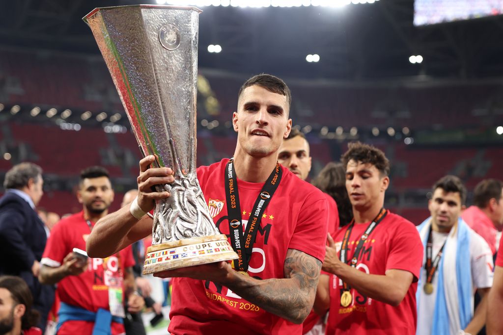 BUDAPEST, HUNGARY - MAY 31: Erik Lamela of Sevilla celebrates with the trophy following the penalty shoot out victory in the UEFA Europa League 2022/23 final match between Sevilla FC and AS Roma at Puskas Arena on May 31, 2023 in Budapest, Hungary. (Photo by Jonathan Moscrop/Getty Images)