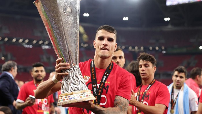 BUDAPEST, HUNGARY - MAY 31: Erik Lamela of Sevilla celebrates with the trophy following the penalty shoot out victory in the UEFA Europa League 2022/23 final match between Sevilla FC and AS Roma at Puskas Arena on May 31, 2023 in Budapest, Hungary. (Photo by Jonathan Moscrop/Getty Images)