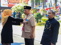 Gubernur Khofifah Beri Penghargaan ke Tokoh Pramuka hingga Atlet Esports