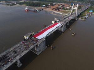 Keren! Ada Bendera Raksasa 78 Meter Terbentang di Jembatan Emas Pangkalpinang