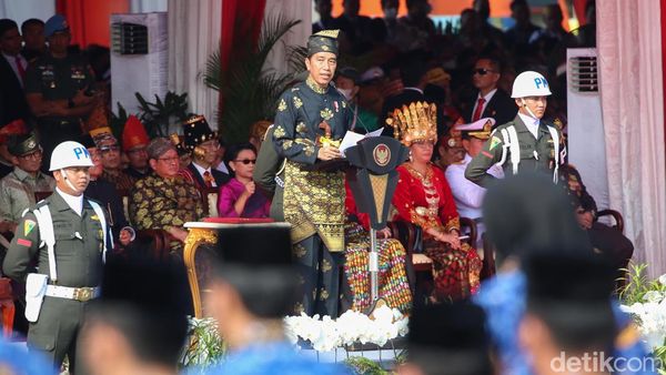 Momen Jokowi Pimpin Upacara Hari Lahir Pancasila di Monas