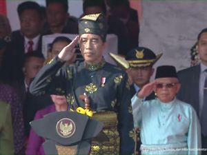 Gaya Jokowi Kenakan Pakaian Kesultanan Deli di Upacara Harlah Pancasila Gaya Jokowi Kenakan Pakaian Kesultanan Deli di Upacara Harlah Pancasila