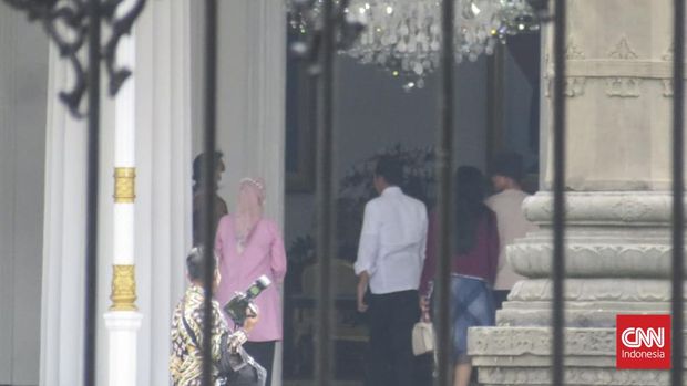 Presiden Jokowi tiba di Istana Kepresidenan Yogyakarta atau Gedung Agung, Ngupasan, Gondomanan, Kota Yogyakarta, Kamis (1/6). CNN Indonesia