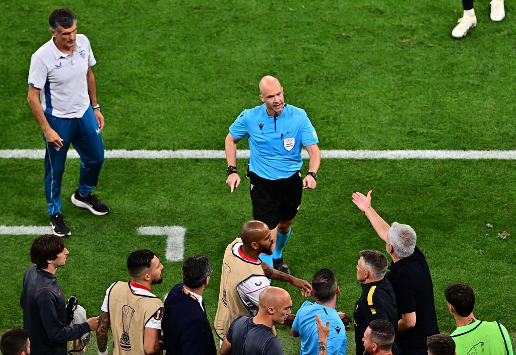 Soccer Football - Europa League - Final - Sevilla v AS Roma - Puskas Arena, Budapest, Hungary - May 31, 2023 AS Roma coach Jose Mourinho remonstrates with referee Anthoni Taylor REUTERS/Marton Monus