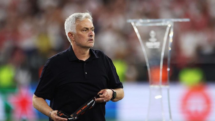 BUDAPEST, HUNGARY - MAY 31: Jose Mourinho, Head Coach of AS Roma, removes their runners up medal after collecting it from Aleksander Ceferin, President of UEFA, (not pictured) after defeat to Sevilla FC in the penalty shoot out during the UEFA Europa League 2022/23 final match between Sevilla FC and AS Roma at Puskas Arena on May 31, 2023 in Budapest, Hungary. (Photo by Maja Hitij/Getty Images)