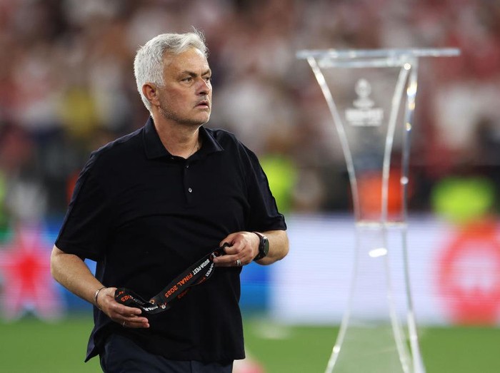 BUDAPEST, HUNGARY - MAY 31: Jose Mourinho, Head Coach of AS Roma, removes their runners up medal after collecting it from Aleksander Ceferin, President of UEFA, (not pictured) after defeat to Sevilla FC in the penalty shoot out during the UEFA Europa League 2022/23 final match between Sevilla FC and AS Roma at Puskas Arena on May 31, 2023 in Budapest, Hungary. (Photo by Maja Hitij/Getty Images)