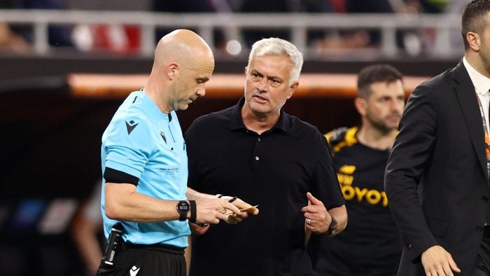 BUDAPEST, HUNGARY - MAY 31: Referee Anthony Taylor looks on with Jose Mourinho, Head Coach of AS Roma, during the UEFA Europa League 2022/23 final match between Sevilla FC and AS Roma at Puskas Arena on May 31, 2023 in Budapest, Hungary. (Photo by Naomi Baker/Getty Images)