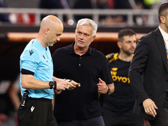 BUDAPEST, HUNGARY - MAY 31: Referee Anthony Taylor looks on with Jose Mourinho, Head Coach of AS Roma, during the UEFA Europa League 2022/23 final match between Sevilla FC and AS Roma at Puskas Arena on May 31, 2023 in Budapest, Hungary. (Photo by Naomi Baker/Getty Images)