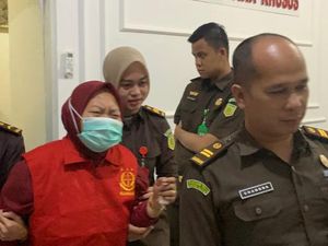 Tangis Kades di OKI Pecah saat Ditetapkan Tersangka Pungli Surat Tanah Tangis Kades di OKI Pecah saat Ditetapkan Tersangka Pungli Surat Tanah