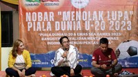 Sebelum pertandingan dimulai, ada juga acara bincang santai suporter Indonesia yang dipandu oleh Dean Cahyani presenter dari Jawa Pos TV dan menghadirkan dua narasumber, yakni Akmal Marhali dari Save Our Soccer (SOS) dan Amsori Bahruddin Syah dari FAPSI.