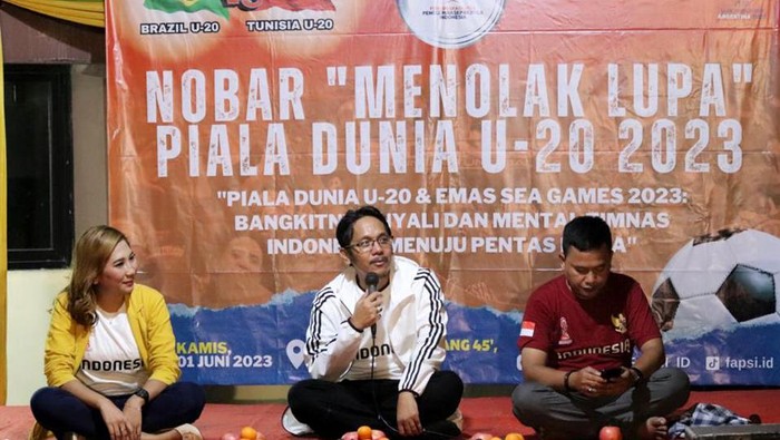 Kala Ratusan Suporter Nobar βMenolak Lupaβ Piala Dunia U-20 Forum Akademisi Penggemar Sepak Bola Indonesia (FAPSI) menggelar nonton bareng (nobar) Piala Dunia U-20 di Plaza Gedung Joang 45 Jakarta.