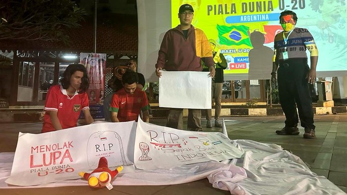 Kala Ratusan Suporter Nobar βMenolak Lupaβ Piala Dunia U-20 Forum Akademisi Penggemar Sepak Bola Indonesia (FAPSI) menggelar nonton bareng (nobar) Piala Dunia U-20 di Plaza Gedung Joang 45 Jakarta.