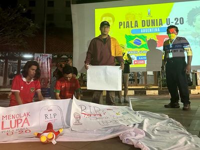 Kala Ratusan Suporter Nobar Menolak Lupa Piala Dunia U-20