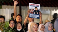 Acara diisi dengan musikalisasi puisi dan teatrikal bertemakan ‘Menolak Lupa Piala Dunia U-20’ dengan memperlihatkan aneka poster curahan hati para suporter yang hadir di lokasi acara.
