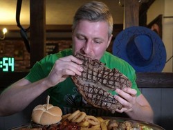 Pria Inggris Tak Bisa Bangun Usai Nekat Lahap Makanan 4.500 Kalori