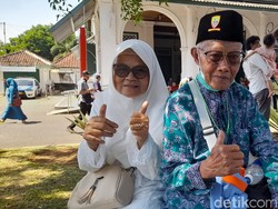 Senyum Encang Petani Sumedang Berangkat Haji Diantar Kesayangan