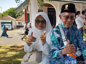 Senyum Encang Petani Sumedang Berangkat Haji Diantar Kesayangan Senyum Encang Petani Sumedang Berangkat Haji Diantar Kesayangan
